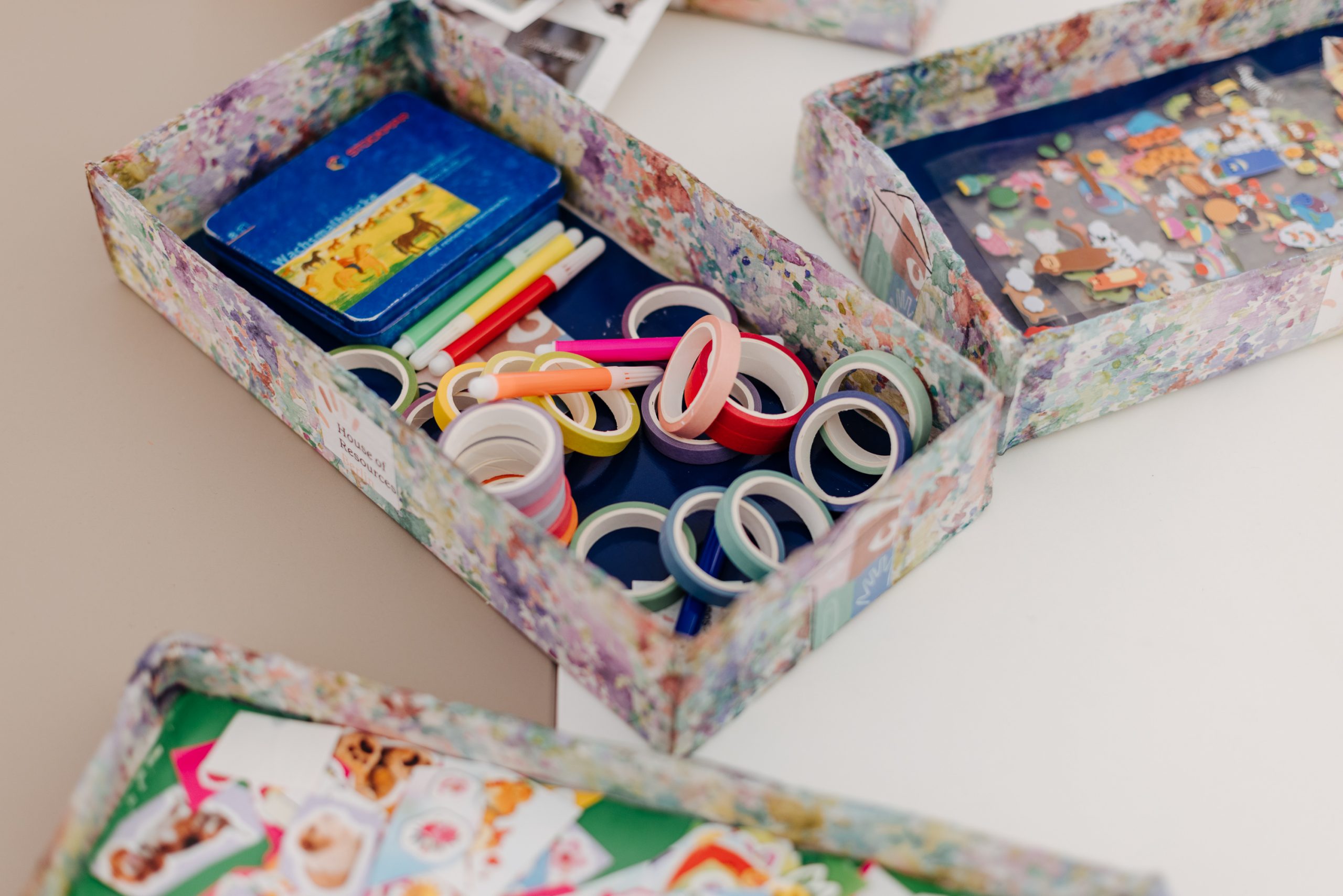 Bunte Box mit Bastelutensilien